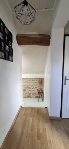 Cette maison de village de 61 m², nichée dans un cadre paisible, a été entièrement rénovée avec des matériaux haut de gamme.

 Les deux chambres, baignées de lumière, offrent un espace cosy, tandis que le bureau ou dressing permet une flexibilité parfaite. La cuisine, ouverte sur le salon-séjour, est équipée de façon moderne, avec des finitions soignées. 

Chaque fenêtre et la porte d’entrée sont en double vitrage, garantissant confort et isolation.

 Idéalement située, à quelques minutes de grandes villes comme Nemours ou Fontainebleau, à  1h20 de Paris et 2h20 de Disneyland Paris cette maison offre un équilibre parfait entre tranquillité villageoise et accessibilité urbaine.

N'hésitez pas à me contacter pour organiser une visite exceptionnelle.