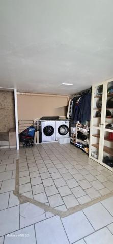 Cette maison de village de 61 m², nichée dans un cadre paisible, a été entièrement rénovée avec des matériaux haut de gamme.

 Les deux chambres, baignées de lumière, offrent un espace cosy, tandis que le bureau ou dressing permet une flexibilité parfaite. La cuisine, ouverte sur le salon-séjour, est équipée de façon moderne, avec des finitions soignées. 

Chaque fenêtre et la porte d’entrée sont en double vitrage, garantissant confort et isolation.

 Idéalement située, à quelques minutes de grandes villes comme Nemours ou Fontainebleau, à  1h20 de Paris et 2h20 de Disneyland Paris cette maison offre un équilibre parfait entre tranquillité villageoise et accessibilité urbaine.

N'hésitez pas à me contacter pour organiser une visite exceptionnelle.