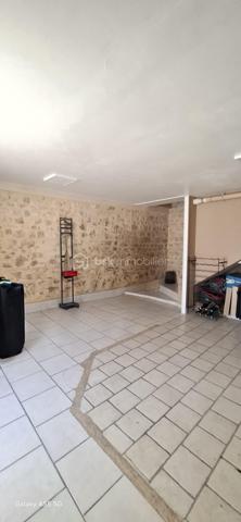 Cette maison de village de 61 m², nichée dans un cadre paisible, a été entièrement rénovée avec des matériaux haut de gamme.

 Les deux chambres, baignées de lumière, offrent un espace cosy, tandis que le bureau ou dressing permet une flexibilité parfaite. La cuisine, ouverte sur le salon-séjour, est équipée de façon moderne, avec des finitions soignées. 

Chaque fenêtre et la porte d’entrée sont en double vitrage, garantissant confort et isolation.

 Idéalement située, à quelques minutes de grandes villes comme Nemours ou Fontainebleau, à  1h20 de Paris et 2h20 de Disneyland Paris cette maison offre un équilibre parfait entre tranquillité villageoise et accessibilité urbaine.

N'hésitez pas à me contacter pour organiser une visite exceptionnelle.