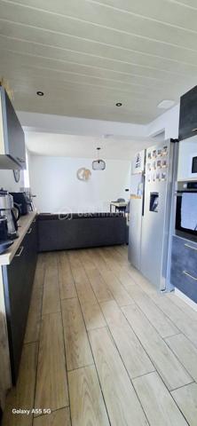 Cette maison de village de 61 m², nichée dans un cadre paisible, a été entièrement rénovée avec des matériaux haut de gamme.

 Les deux chambres, baignées de lumière, offrent un espace cosy, tandis que le bureau ou dressing permet une flexibilité parfaite. La cuisine, ouverte sur le salon-séjour, est équipée de façon moderne, avec des finitions soignées. 

Chaque fenêtre et la porte d’entrée sont en double vitrage, garantissant confort et isolation.

 Idéalement située, à quelques minutes de grandes villes comme Nemours ou Fontainebleau, à  1h20 de Paris et 2h20 de Disneyland Paris cette maison offre un équilibre parfait entre tranquillité villageoise et accessibilité urbaine.

N'hésitez pas à me contacter pour organiser une visite exceptionnelle.