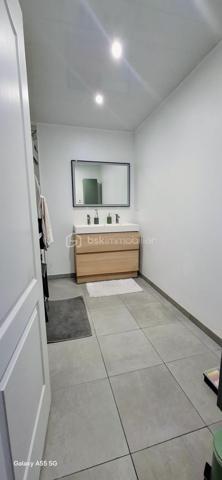 Cette maison de village de 61 m², nichée dans un cadre paisible, a été entièrement rénovée avec des matériaux haut de gamme.

 Les deux chambres, baignées de lumière, offrent un espace cosy, tandis que le bureau ou dressing permet une flexibilité parfaite. La cuisine, ouverte sur le salon-séjour, est équipée de façon moderne, avec des finitions soignées. 

Chaque fenêtre et la porte d’entrée sont en double vitrage, garantissant confort et isolation.

 Idéalement située, à quelques minutes de grandes villes comme Nemours ou Fontainebleau, à  1h20 de Paris et 2h20 de Disneyland Paris cette maison offre un équilibre parfait entre tranquillité villageoise et accessibilité urbaine.

N'hésitez pas à me contacter pour organiser une visite exceptionnelle.