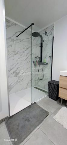 Cette maison de village de 61 m², nichée dans un cadre paisible, a été entièrement rénovée avec des matériaux haut de gamme.

 Les deux chambres, baignées de lumière, offrent un espace cosy, tandis que le bureau ou dressing permet une flexibilité parfaite. La cuisine, ouverte sur le salon-séjour, est équipée de façon moderne, avec des finitions soignées. 

Chaque fenêtre et la porte d’entrée sont en double vitrage, garantissant confort et isolation.

 Idéalement située, à quelques minutes de grandes villes comme Nemours ou Fontainebleau, à  1h20 de Paris et 2h20 de Disneyland Paris cette maison offre un équilibre parfait entre tranquillité villageoise et accessibilité urbaine.

N'hésitez pas à me contacter pour organiser une visite exceptionnelle.