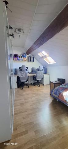Cette maison de village de 61 m², nichée dans un cadre paisible, a été entièrement rénovée avec des matériaux haut de gamme.

 Les deux chambres, baignées de lumière, offrent un espace cosy, tandis que le bureau ou dressing permet une flexibilité parfaite. La cuisine, ouverte sur le salon-séjour, est équipée de façon moderne, avec des finitions soignées. 

Chaque fenêtre et la porte d’entrée sont en double vitrage, garantissant confort et isolation.

 Idéalement située, à quelques minutes de grandes villes comme Nemours ou Fontainebleau, à  1h20 de Paris et 2h20 de Disneyland Paris cette maison offre un équilibre parfait entre tranquillité villageoise et accessibilité urbaine.

N'hésitez pas à me contacter pour organiser une visite exceptionnelle.