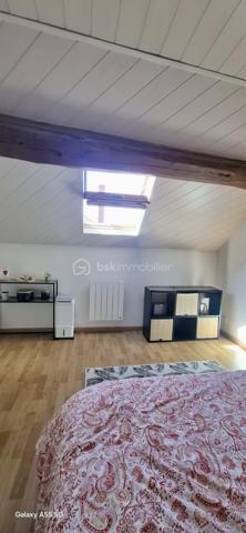 Cette maison de village de 61 m², nichée dans un cadre paisible, a été entièrement rénovée avec des matériaux haut de gamme.

 Les deux chambres, baignées de lumière, offrent un espace cosy, tandis que le bureau ou dressing permet une flexibilité parfaite. La cuisine, ouverte sur le salon-séjour, est équipée de façon moderne, avec des finitions soignées. 

Chaque fenêtre et la porte d’entrée sont en double vitrage, garantissant confort et isolation.

 Idéalement située, à quelques minutes de grandes villes comme Nemours ou Fontainebleau, à  1h20 de Paris et 2h20 de Disneyland Paris cette maison offre un équilibre parfait entre tranquillité villageoise et accessibilité urbaine.

N'hésitez pas à me contacter pour organiser une visite exceptionnelle.