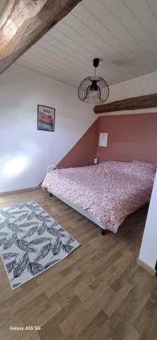 Cette maison de village de 61 m², nichée dans un cadre paisible, a été entièrement rénovée avec des matériaux haut de gamme.

 Les deux chambres, baignées de lumière, offrent un espace cosy, tandis que le bureau ou dressing permet une flexibilité parfaite. La cuisine, ouverte sur le salon-séjour, est équipée de façon moderne, avec des finitions soignées. 

Chaque fenêtre et la porte d’entrée sont en double vitrage, garantissant confort et isolation.

 Idéalement située, à quelques minutes de grandes villes comme Nemours ou Fontainebleau, à  1h20 de Paris et 2h20 de Disneyland Paris cette maison offre un équilibre parfait entre tranquillité villageoise et accessibilité urbaine.

N'hésitez pas à me contacter pour organiser une visite exceptionnelle.