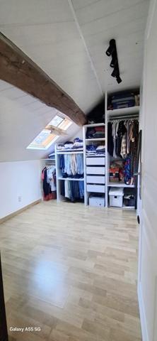 Cette maison de village de 61 m², nichée dans un cadre paisible, a été entièrement rénovée avec des matériaux haut de gamme.

 Les deux chambres, baignées de lumière, offrent un espace cosy, tandis que le bureau ou dressing permet une flexibilité parfaite. La cuisine, ouverte sur le salon-séjour, est équipée de façon moderne, avec des finitions soignées. 

Chaque fenêtre et la porte d’entrée sont en double vitrage, garantissant confort et isolation.

 Idéalement située, à quelques minutes de grandes villes comme Nemours ou Fontainebleau, à  1h20 de Paris et 2h20 de Disneyland Paris cette maison offre un équilibre parfait entre tranquillité villageoise et accessibilité urbaine.

N'hésitez pas à me contacter pour organiser une visite exceptionnelle.