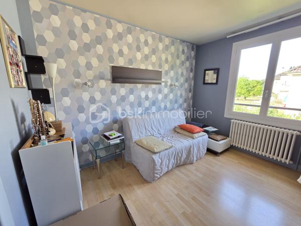 Magnifique Pavillon sur rez-de-jardin de 140 m² à Saint-Léger-des-Vignes

Amoureux des jolis coins de campagne, situé à deux pas du bourg du joli village de Saint Léger des Vignes, de son école et de ses commodités, nous vous présentons ce charmant pavillon sur rez-de-jardin construit en 1970, d'une surface habitable de 140 m², implanté sur un terrain clos de 1 390 m². Il propose 6 pièces dont 4 chambres : entrée, salon séjour, véranda,  cuisine indépendante, aménagée et équipée, trois chambres avec placards penderies,  salle d'eau et WC indépendant au rez-de-chaussée, complétés au rez-de-jardin par une quatrième chambre, une buanderie, un cellier, une chaufferie et deux garages (un côté rue , l'autre côté jardin)..

Dès l'entrée, vous accédez à un vaste salon séjour de 28 m², climatisé, ouvert par trois portes-fenêtres PVC sur l'extérieur., et sur une véranda lumineuse qui donne sur le jardin. La cuisine indépendante de 9 m² est aménagée et équipée. Ce niveau comprend également trois chambres de 12 m², 10 m² et 12 m² avec placards penderies,, une salle d'eau et un WC indépendant.

Au rez-de-jardin, de plain-pied avec l'extérieur, vous trouverez une quatrième chambre de 10 m², un espace chaufferie, une buanderie pour les machines, un petit cellier ainsi que deux grands garages (un côté rue et un côté jardin) avec portes de garages motorisées.

La maison bénéficie d'une pompe à chaleur air/air installée en 2023, (climatisations réversibles), ainsi que d'un chaudière au fioul, elle comporte des huisseries PVC double vitrage équipé de volets standards ou volets roulants. Les sols se déclinent en carrelage, parquet stratifié et linoléum selon les pièces. La toiture est en tuile mécanique terre cuite à quatre pans.
Côté extérieur, profitez d'un grand terrain arboré et clos, idéal pour les beaux jours.
Niveau énergie, cette maison est en D en DPE et D en gaz à effet de serre.
Elle dispose d'un assainissement collectif.

Les plus de cette maison : sa configuration sur rez-de-jardin; son aménagement intérieur fait avec goût de manière contemporaine, son salon séjour et sa véranda lumineuse, sa climatisation réversible, ses 4 chambres, ses 2 garages et son grand terrain clos sans vis-à-vis, à deux pas du bourg.

Des photos supplémentaires sont disponibles sur BSK IMMOBILIER, rubrique Nos conseillers, Olivier FRESLON.
Pour tout renseignement complémentaire ou pour une visite, contactez-moi au 07.62.78.13.13.

Ne passez pas à côté de cette opportunité à Saint-Léger-des-Vignes, contactez-moi rapidement pour une visite !