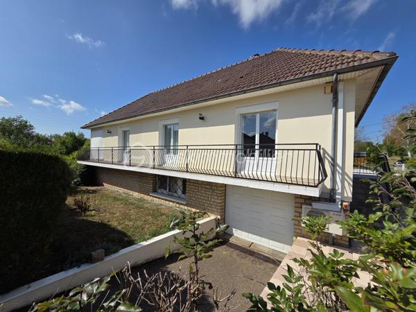 Magnifique Pavillon sur rez-de-jardin de 140 m² à Saint-Léger-des-Vignes

Amoureux des jolis coins de campagne, situé à deux pas du bourg du joli village de Saint Léger des Vignes, de son école et de ses commodités, nous vous présentons ce charmant pavillon sur rez-de-jardin construit en 1970, d'une surface habitable de 140 m², implanté sur un terrain clos de 1 390 m². Il propose 6 pièces dont 4 chambres : entrée, salon séjour, véranda,  cuisine indépendante, aménagée et équipée, trois chambres avec placards penderies,  salle d'eau et WC indépendant au rez-de-chaussée, complétés au rez-de-jardin par une quatrième chambre, une buanderie, un cellier, une chaufferie et deux garages (un côté rue , l'autre côté jardin)..

Dès l'entrée, vous accédez à un vaste salon séjour de 28 m², climatisé, ouvert par trois portes-fenêtres PVC sur l'extérieur., et sur une véranda lumineuse qui donne sur le jardin. La cuisine indépendante de 9 m² est aménagée et équipée. Ce niveau comprend également trois chambres de 12 m², 10 m² et 12 m² avec placards penderies,, une salle d'eau et un WC indépendant.

Au rez-de-jardin, de plain-pied avec l'extérieur, vous trouverez une quatrième chambre de 10 m², un espace chaufferie, une buanderie pour les machines, un petit cellier ainsi que deux grands garages (un côté rue et un côté jardin) avec portes de garages motorisées.

La maison bénéficie d'une pompe à chaleur air/air installée en 2023, (climatisations réversibles), ainsi que d'un chaudière au fioul, elle comporte des huisseries PVC double vitrage équipé de volets standards ou volets roulants. Les sols se déclinent en carrelage, parquet stratifié et linoléum selon les pièces. La toiture est en tuile mécanique terre cuite à quatre pans.
Côté extérieur, profitez d'un grand terrain arboré et clos, idéal pour les beaux jours.
Niveau énergie, cette maison est en D en DPE et D en gaz à effet de serre.
Elle dispose d'un assainissement collectif.

Les plus de cette maison : sa configuration sur rez-de-jardin; son aménagement intérieur fait avec goût de manière contemporaine, son salon séjour et sa véranda lumineuse, sa climatisation réversible, ses 4 chambres, ses 2 garages et son grand terrain clos sans vis-à-vis, à deux pas du bourg.

Des photos supplémentaires sont disponibles sur BSK IMMOBILIER, rubrique Nos conseillers, Olivier FRESLON.
Pour tout renseignement complémentaire ou pour une visite, contactez-moi au 07.62.78.13.13.

Ne passez pas à côté de cette opportunité à Saint-Léger-des-Vignes, contactez-moi rapidement pour une visite !