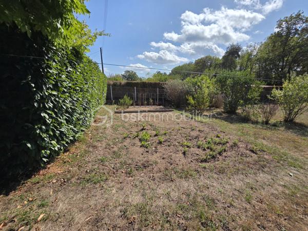 Magnifique Pavillon sur rez-de-jardin de 140 m² à Saint-Léger-des-Vignes

Amoureux des jolis coins de campagne, situé à deux pas du bourg du joli village de Saint Léger des Vignes, de son école et de ses commodités, nous vous présentons ce charmant pavillon sur rez-de-jardin construit en 1970, d'une surface habitable de 140 m², implanté sur un terrain clos de 1 390 m². Il propose 6 pièces dont 4 chambres : entrée, salon séjour, véranda,  cuisine indépendante, aménagée et équipée, trois chambres avec placards penderies,  salle d'eau et WC indépendant au rez-de-chaussée, complétés au rez-de-jardin par une quatrième chambre, une buanderie, un cellier, une chaufferie et deux garages (un côté rue , l'autre côté jardin)..

Dès l'entrée, vous accédez à un vaste salon séjour de 28 m², climatisé, ouvert par trois portes-fenêtres PVC sur l'extérieur., et sur une véranda lumineuse qui donne sur le jardin. La cuisine indépendante de 9 m² est aménagée et équipée. Ce niveau comprend également trois chambres de 12 m², 10 m² et 12 m² avec placards penderies,, une salle d'eau et un WC indépendant.

Au rez-de-jardin, de plain-pied avec l'extérieur, vous trouverez une quatrième chambre de 10 m², un espace chaufferie, une buanderie pour les machines, un petit cellier ainsi que deux grands garages (un côté rue et un côté jardin) avec portes de garages motorisées.

La maison bénéficie d'une pompe à chaleur air/air installée en 2023, (climatisations réversibles), ainsi que d'un chaudière au fioul, elle comporte des huisseries PVC double vitrage équipé de volets standards ou volets roulants. Les sols se déclinent en carrelage, parquet stratifié et linoléum selon les pièces. La toiture est en tuile mécanique terre cuite à quatre pans.
Côté extérieur, profitez d'un grand terrain arboré et clos, idéal pour les beaux jours.
Niveau énergie, cette maison est en D en DPE et D en gaz à effet de serre.
Elle dispose d'un assainissement collectif.

Les plus de cette maison : sa configuration sur rez-de-jardin; son aménagement intérieur fait avec goût de manière contemporaine, son salon séjour et sa véranda lumineuse, sa climatisation réversible, ses 4 chambres, ses 2 garages et son grand terrain clos sans vis-à-vis, à deux pas du bourg.

Des photos supplémentaires sont disponibles sur BSK IMMOBILIER, rubrique Nos conseillers, Olivier FRESLON.
Pour tout renseignement complémentaire ou pour une visite, contactez-moi au 07.62.78.13.13.

Ne passez pas à côté de cette opportunité à Saint-Léger-des-Vignes, contactez-moi rapidement pour une visite !
