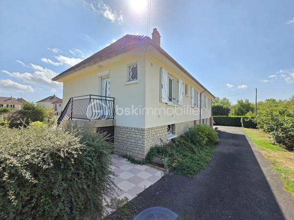 Magnifique Pavillon sur rez-de-jardin de 140 m² à Saint-Léger-des-Vignes

Amoureux des jolis coins de campagne, situé à deux pas du bourg du joli village de Saint Léger des Vignes, de son école et de ses commodités, nous vous présentons ce charmant pavillon sur rez-de-jardin construit en 1970, d'une surface habitable de 140 m², implanté sur un terrain clos de 1 390 m². Il propose 6 pièces dont 4 chambres : entrée, salon séjour, véranda,  cuisine indépendante, aménagée et équipée, trois chambres avec placards penderies,  salle d'eau et WC indépendant au rez-de-chaussée, complétés au rez-de-jardin par une quatrième chambre, une buanderie, un cellier, une chaufferie et deux garages (un côté rue , l'autre côté jardin)..

Dès l'entrée, vous accédez à un vaste salon séjour de 28 m², climatisé, ouvert par trois portes-fenêtres PVC sur l'extérieur., et sur une véranda lumineuse qui donne sur le jardin. La cuisine indépendante de 9 m² est aménagée et équipée. Ce niveau comprend également trois chambres de 12 m², 10 m² et 12 m² avec placards penderies,, une salle d'eau et un WC indépendant.

Au rez-de-jardin, de plain-pied avec l'extérieur, vous trouverez une quatrième chambre de 10 m², un espace chaufferie, une buanderie pour les machines, un petit cellier ainsi que deux grands garages (un côté rue et un côté jardin) avec portes de garages motorisées.

La maison bénéficie d'une pompe à chaleur air/air installée en 2023, (climatisations réversibles), ainsi que d'un chaudière au fioul, elle comporte des huisseries PVC double vitrage équipé de volets standards ou volets roulants. Les sols se déclinent en carrelage, parquet stratifié et linoléum selon les pièces. La toiture est en tuile mécanique terre cuite à quatre pans.
Côté extérieur, profitez d'un grand terrain arboré et clos, idéal pour les beaux jours.
Niveau énergie, cette maison est en D en DPE et D en gaz à effet de serre.
Elle dispose d'un assainissement collectif.

Les plus de cette maison : sa configuration sur rez-de-jardin; son aménagement intérieur fait avec goût de manière contemporaine, son salon séjour et sa véranda lumineuse, sa climatisation réversible, ses 4 chambres, ses 2 garages et son grand terrain clos sans vis-à-vis, à deux pas du bourg.

Des photos supplémentaires sont disponibles sur BSK IMMOBILIER, rubrique Nos conseillers, Olivier FRESLON.
Pour tout renseignement complémentaire ou pour une visite, contactez-moi au 07.62.78.13.13.

Ne passez pas à côté de cette opportunité à Saint-Léger-des-Vignes, contactez-moi rapidement pour une visite !