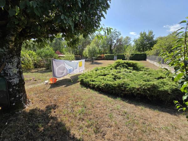 Magnifique Pavillon sur rez-de-jardin de 140 m² à Saint-Léger-des-Vignes

Amoureux des jolis coins de campagne, situé à deux pas du bourg du joli village de Saint Léger des Vignes, de son école et de ses commodités, nous vous présentons ce charmant pavillon sur rez-de-jardin construit en 1970, d'une surface habitable de 140 m², implanté sur un terrain clos de 1 390 m². Il propose 6 pièces dont 4 chambres : entrée, salon séjour, véranda,  cuisine indépendante, aménagée et équipée, trois chambres avec placards penderies,  salle d'eau et WC indépendant au rez-de-chaussée, complétés au rez-de-jardin par une quatrième chambre, une buanderie, un cellier, une chaufferie et deux garages (un côté rue , l'autre côté jardin)..

Dès l'entrée, vous accédez à un vaste salon séjour de 28 m², climatisé, ouvert par trois portes-fenêtres PVC sur l'extérieur., et sur une véranda lumineuse qui donne sur le jardin. La cuisine indépendante de 9 m² est aménagée et équipée. Ce niveau comprend également trois chambres de 12 m², 10 m² et 12 m² avec placards penderies,, une salle d'eau et un WC indépendant.

Au rez-de-jardin, de plain-pied avec l'extérieur, vous trouverez une quatrième chambre de 10 m², un espace chaufferie, une buanderie pour les machines, un petit cellier ainsi que deux grands garages (un côté rue et un côté jardin) avec portes de garages motorisées.

La maison bénéficie d'une pompe à chaleur air/air installée en 2023, (climatisations réversibles), ainsi que d'un chaudière au fioul, elle comporte des huisseries PVC double vitrage équipé de volets standards ou volets roulants. Les sols se déclinent en carrelage, parquet stratifié et linoléum selon les pièces. La toiture est en tuile mécanique terre cuite à quatre pans.
Côté extérieur, profitez d'un grand terrain arboré et clos, idéal pour les beaux jours.
Niveau énergie, cette maison est en D en DPE et D en gaz à effet de serre.
Elle dispose d'un assainissement collectif.

Les plus de cette maison : sa configuration sur rez-de-jardin; son aménagement intérieur fait avec goût de manière contemporaine, son salon séjour et sa véranda lumineuse, sa climatisation réversible, ses 4 chambres, ses 2 garages et son grand terrain clos sans vis-à-vis, à deux pas du bourg.

Des photos supplémentaires sont disponibles sur BSK IMMOBILIER, rubrique Nos conseillers, Olivier FRESLON.
Pour tout renseignement complémentaire ou pour une visite, contactez-moi au 07.62.78.13.13.

Ne passez pas à côté de cette opportunité à Saint-Léger-des-Vignes, contactez-moi rapidement pour une visite !