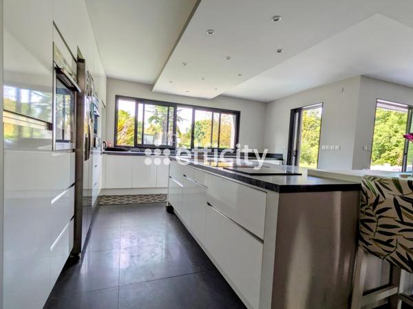 Maison
         8 pièces
        - 260 m² Bien prestige 925 000 € *