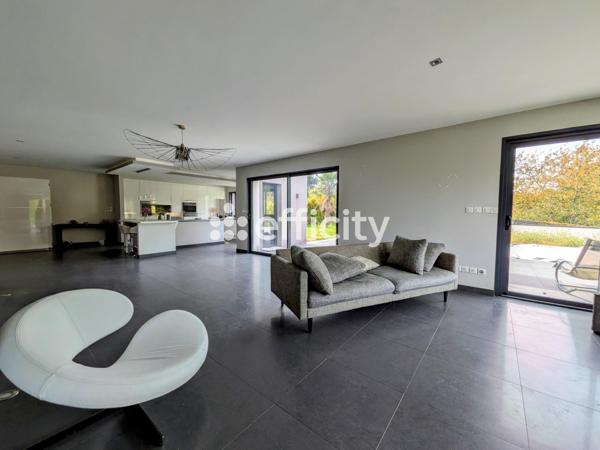 Maison
         8 pièces
        - 260 m² Bien prestige 925 000 € *