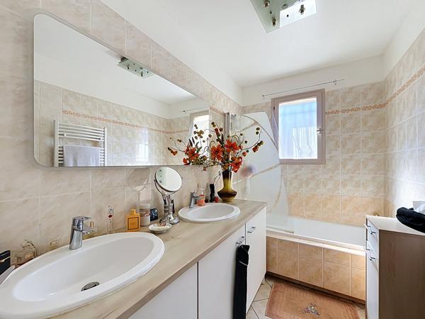 Maison Loriol Sur Drome 6 chambres, terrain 1230m², spa, bon DPE.