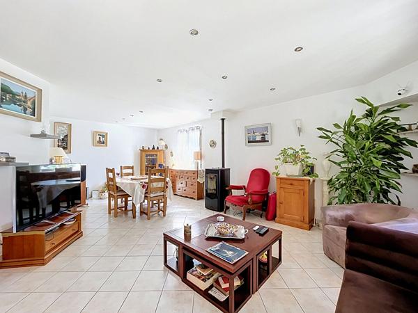 Maison Loriol Sur Drome 6 chambres, terrain 1230m², spa, bon DPE.