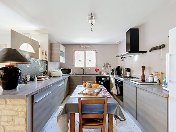 Maison Loriol Sur Drome 6 chambres, terrain 1230m², spa, bon DPE.