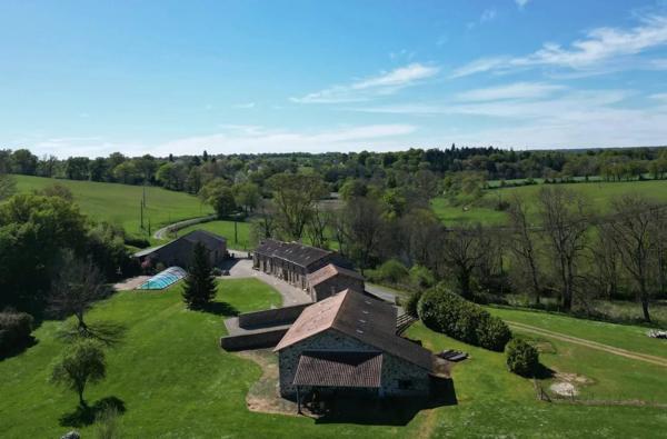 Superbe domaine comprenant 4 maisons dont une à finir et des dépendances sur 40 hectares de terres le long de la rivière
