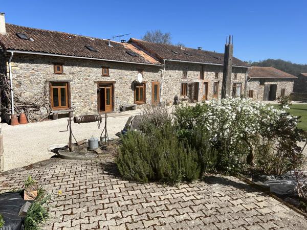 Superbe domaine comprenant 4 maisons dont une à finir et des dépendances sur 40 hectares de terres le long de la rivière