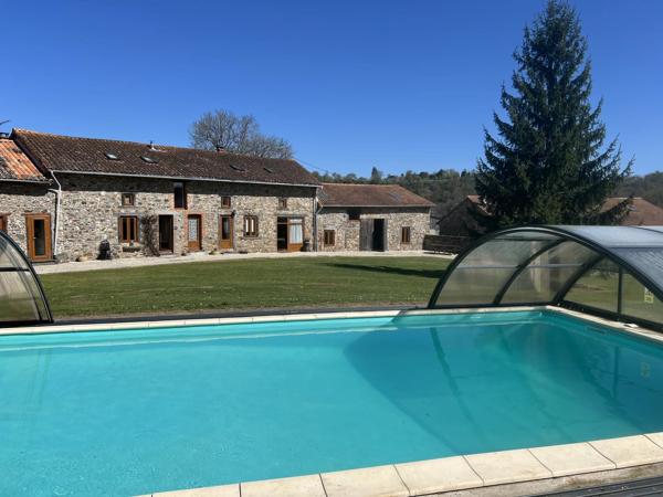 Superbe domaine comprenant 4 maisons dont une à finir et des dépendances sur 40 hectares de terres le long de la rivière