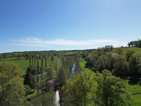 Superbe domaine comprenant 4 maisons dont une à finir et des dépendances sur 40 hectares de terres le long de la rivière