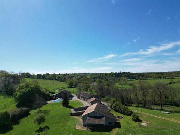 Superbe domaine comprenant 4 maisons dont une à finir et des dépendances sur 40 hectares de terres le long de la rivière