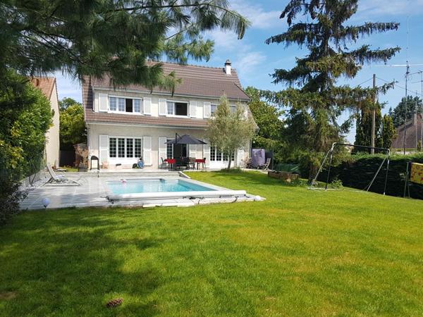YERRES, belle maison familiale de 205 m² avec piscine, terrain plein sud et  sous sol total
