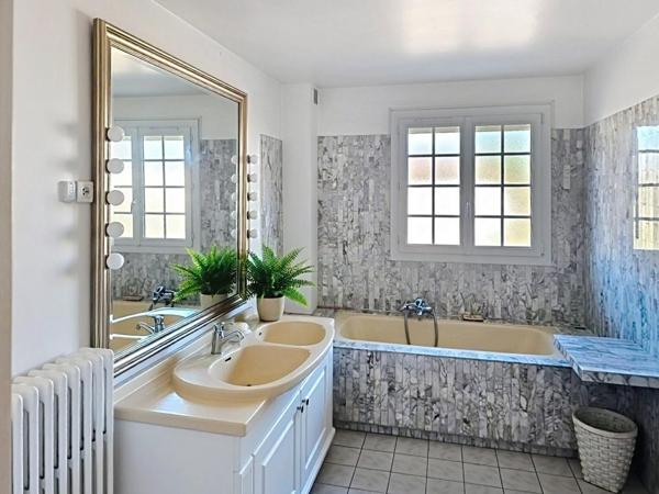 YERRES, belle maison familiale de 205 m² avec piscine, terrain plein sud et  sous sol total