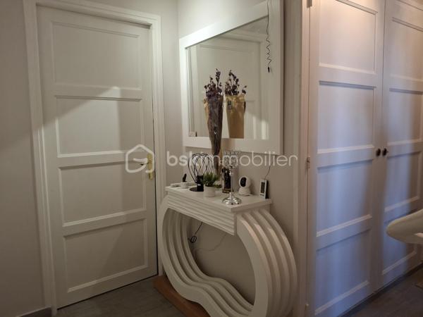 SOUS  OFFRE !!


🌿 DIEPPE – Quartier très recherché de Janval Prévert

Et si votre prochain appartement était déjà entièrement rénové… et prêt à vivre dès demain ?

Situé sur les hauteurs de Dieppe, dans le quartier calme et prisé de Janval Prévert, cet appartement bénéficie d’un environnement agréable avec écoles, commerces, transports et services accessibles à pied.

Dans une petite copropriété bien entretenue et appréciée pour sa tranquillité, vous profiterez également de beaux espaces verts et de stationnements au sein de la résidence.
✨ Un appartement entièrement refait à neuf
Isolation, électricité, plomberie… tout a été rénové du sol au plafond pour offrir un confort moderne et une vraie sérénité.

Situé au 2ᵉ étage, cet appartement traversant et lumineux laisse entrer la lumière tout au long de la journée grâce à sa belle exposition.
Il se compose de :
•	une entrée accueillante 
•	une cuisine avec arrière-cuisine 
•	un séjour-salon lumineux avec balcon 
•	2 chambres 
•	une salle d’eau 
•	WC indépendant 

Confort supplémentaire :
✔ Double vitrage PVC
✔ Fibre installée
✔ Convecteurs électriques dernière génération

📦 Les plus qui font la différence :
•	Cave privative de 7 m² avec électricité (idéal stockage ou recharge voiture / vélo / équipements) 
•	Box fermé pour stationner votre véhicule 

💰 Charges de copropriété : 230 € / trimestre
💰 Taxe foncière : 1 500 €

🏡 Idéal pour :
•	une première acquisition 
•	un pied-à-terre proche de la mer 
•	un investissement locatif rentable 

📞 Contactez-moi dès maintenant au 06 89 96 20 74 pour plus d’informations ou organiser une visite.