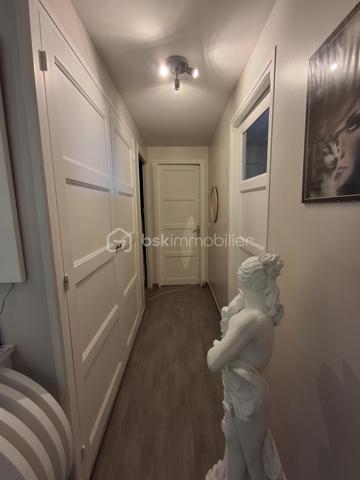 SOUS  OFFRE !!


🌿 DIEPPE – Quartier très recherché de Janval Prévert

Et si votre prochain appartement était déjà entièrement rénové… et prêt à vivre dès demain ?

Situé sur les hauteurs de Dieppe, dans le quartier calme et prisé de Janval Prévert, cet appartement bénéficie d’un environnement agréable avec écoles, commerces, transports et services accessibles à pied.

Dans une petite copropriété bien entretenue et appréciée pour sa tranquillité, vous profiterez également de beaux espaces verts et de stationnements au sein de la résidence.
✨ Un appartement entièrement refait à neuf
Isolation, électricité, plomberie… tout a été rénové du sol au plafond pour offrir un confort moderne et une vraie sérénité.

Situé au 2ᵉ étage, cet appartement traversant et lumineux laisse entrer la lumière tout au long de la journée grâce à sa belle exposition.
Il se compose de :
•	une entrée accueillante 
•	une cuisine avec arrière-cuisine 
•	un séjour-salon lumineux avec balcon 
•	2 chambres 
•	une salle d’eau 
•	WC indépendant 

Confort supplémentaire :
✔ Double vitrage PVC
✔ Fibre installée
✔ Convecteurs électriques dernière génération

📦 Les plus qui font la différence :
•	Cave privative de 7 m² avec électricité (idéal stockage ou recharge voiture / vélo / équipements) 
•	Box fermé pour stationner votre véhicule 

💰 Charges de copropriété : 230 € / trimestre
💰 Taxe foncière : 1 500 €

🏡 Idéal pour :
•	une première acquisition 
•	un pied-à-terre proche de la mer 
•	un investissement locatif rentable 

📞 Contactez-moi dès maintenant au 06 89 96 20 74 pour plus d’informations ou organiser une visite.