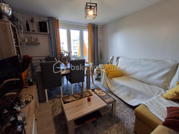 SOUS  OFFRE !!


🌿 DIEPPE – Quartier très recherché de Janval Prévert

Et si votre prochain appartement était déjà entièrement rénové… et prêt à vivre dès demain ?

Situé sur les hauteurs de Dieppe, dans le quartier calme et prisé de Janval Prévert, cet appartement bénéficie d’un environnement agréable avec écoles, commerces, transports et services accessibles à pied.

Dans une petite copropriété bien entretenue et appréciée pour sa tranquillité, vous profiterez également de beaux espaces verts et de stationnements au sein de la résidence.
✨ Un appartement entièrement refait à neuf
Isolation, électricité, plomberie… tout a été rénové du sol au plafond pour offrir un confort moderne et une vraie sérénité.

Situé au 2ᵉ étage, cet appartement traversant et lumineux laisse entrer la lumière tout au long de la journée grâce à sa belle exposition.
Il se compose de :
•	une entrée accueillante 
•	une cuisine avec arrière-cuisine 
•	un séjour-salon lumineux avec balcon 
•	2 chambres 
•	une salle d’eau 
•	WC indépendant 

Confort supplémentaire :
✔ Double vitrage PVC
✔ Fibre installée
✔ Convecteurs électriques dernière génération

📦 Les plus qui font la différence :
•	Cave privative de 7 m² avec électricité (idéal stockage ou recharge voiture / vélo / équipements) 
•	Box fermé pour stationner votre véhicule 

💰 Charges de copropriété : 230 € / trimestre
💰 Taxe foncière : 1 500 €

🏡 Idéal pour :
•	une première acquisition 
•	un pied-à-terre proche de la mer 
•	un investissement locatif rentable 

📞 Contactez-moi dès maintenant au 06 89 96 20 74 pour plus d’informations ou organiser une visite.