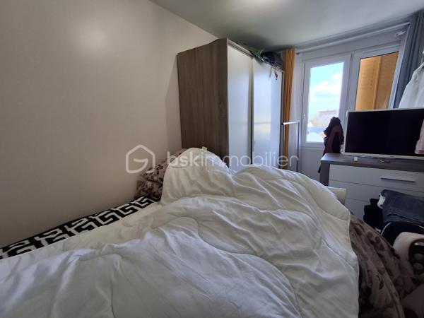 SOUS  OFFRE !!


🌿 DIEPPE – Quartier très recherché de Janval Prévert

Et si votre prochain appartement était déjà entièrement rénové… et prêt à vivre dès demain ?

Situé sur les hauteurs de Dieppe, dans le quartier calme et prisé de Janval Prévert, cet appartement bénéficie d’un environnement agréable avec écoles, commerces, transports et services accessibles à pied.

Dans une petite copropriété bien entretenue et appréciée pour sa tranquillité, vous profiterez également de beaux espaces verts et de stationnements au sein de la résidence.
✨ Un appartement entièrement refait à neuf
Isolation, électricité, plomberie… tout a été rénové du sol au plafond pour offrir un confort moderne et une vraie sérénité.

Situé au 2ᵉ étage, cet appartement traversant et lumineux laisse entrer la lumière tout au long de la journée grâce à sa belle exposition.
Il se compose de :
•	une entrée accueillante 
•	une cuisine avec arrière-cuisine 
•	un séjour-salon lumineux avec balcon 
•	2 chambres 
•	une salle d’eau 
•	WC indépendant 

Confort supplémentaire :
✔ Double vitrage PVC
✔ Fibre installée
✔ Convecteurs électriques dernière génération

📦 Les plus qui font la différence :
•	Cave privative de 7 m² avec électricité (idéal stockage ou recharge voiture / vélo / équipements) 
•	Box fermé pour stationner votre véhicule 

💰 Charges de copropriété : 230 € / trimestre
💰 Taxe foncière : 1 500 €

🏡 Idéal pour :
•	une première acquisition 
•	un pied-à-terre proche de la mer 
•	un investissement locatif rentable 

📞 Contactez-moi dès maintenant au 06 89 96 20 74 pour plus d’informations ou organiser une visite.