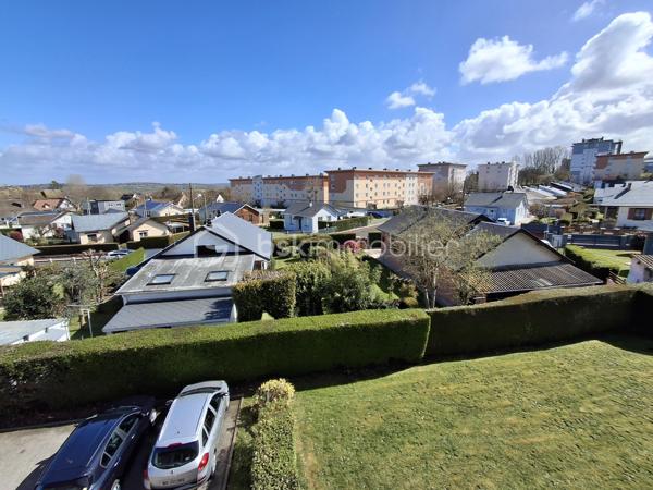 SOUS  OFFRE !!


🌿 DIEPPE – Quartier très recherché de Janval Prévert

Et si votre prochain appartement était déjà entièrement rénové… et prêt à vivre dès demain ?

Situé sur les hauteurs de Dieppe, dans le quartier calme et prisé de Janval Prévert, cet appartement bénéficie d’un environnement agréable avec écoles, commerces, transports et services accessibles à pied.

Dans une petite copropriété bien entretenue et appréciée pour sa tranquillité, vous profiterez également de beaux espaces verts et de stationnements au sein de la résidence.
✨ Un appartement entièrement refait à neuf
Isolation, électricité, plomberie… tout a été rénové du sol au plafond pour offrir un confort moderne et une vraie sérénité.

Situé au 2ᵉ étage, cet appartement traversant et lumineux laisse entrer la lumière tout au long de la journée grâce à sa belle exposition.
Il se compose de :
•	une entrée accueillante 
•	une cuisine avec arrière-cuisine 
•	un séjour-salon lumineux avec balcon 
•	2 chambres 
•	une salle d’eau 
•	WC indépendant 

Confort supplémentaire :
✔ Double vitrage PVC
✔ Fibre installée
✔ Convecteurs électriques dernière génération

📦 Les plus qui font la différence :
•	Cave privative de 7 m² avec électricité (idéal stockage ou recharge voiture / vélo / équipements) 
•	Box fermé pour stationner votre véhicule 

💰 Charges de copropriété : 230 € / trimestre
💰 Taxe foncière : 1 500 €

🏡 Idéal pour :
•	une première acquisition 
•	un pied-à-terre proche de la mer 
•	un investissement locatif rentable 

📞 Contactez-moi dès maintenant au 06 89 96 20 74 pour plus d’informations ou organiser une visite.