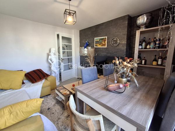 SOUS  OFFRE !!


🌿 DIEPPE – Quartier très recherché de Janval Prévert

Et si votre prochain appartement était déjà entièrement rénové… et prêt à vivre dès demain ?

Situé sur les hauteurs de Dieppe, dans le quartier calme et prisé de Janval Prévert, cet appartement bénéficie d’un environnement agréable avec écoles, commerces, transports et services accessibles à pied.

Dans une petite copropriété bien entretenue et appréciée pour sa tranquillité, vous profiterez également de beaux espaces verts et de stationnements au sein de la résidence.
✨ Un appartement entièrement refait à neuf
Isolation, électricité, plomberie… tout a été rénové du sol au plafond pour offrir un confort moderne et une vraie sérénité.

Situé au 2ᵉ étage, cet appartement traversant et lumineux laisse entrer la lumière tout au long de la journée grâce à sa belle exposition.
Il se compose de :
•	une entrée accueillante 
•	une cuisine avec arrière-cuisine 
•	un séjour-salon lumineux avec balcon 
•	2 chambres 
•	une salle d’eau 
•	WC indépendant 

Confort supplémentaire :
✔ Double vitrage PVC
✔ Fibre installée
✔ Convecteurs électriques dernière génération

📦 Les plus qui font la différence :
•	Cave privative de 7 m² avec électricité (idéal stockage ou recharge voiture / vélo / équipements) 
•	Box fermé pour stationner votre véhicule 

💰 Charges de copropriété : 230 € / trimestre
💰 Taxe foncière : 1 500 €

🏡 Idéal pour :
•	une première acquisition 
•	un pied-à-terre proche de la mer 
•	un investissement locatif rentable 

📞 Contactez-moi dès maintenant au 06 89 96 20 74 pour plus d’informations ou organiser une visite.