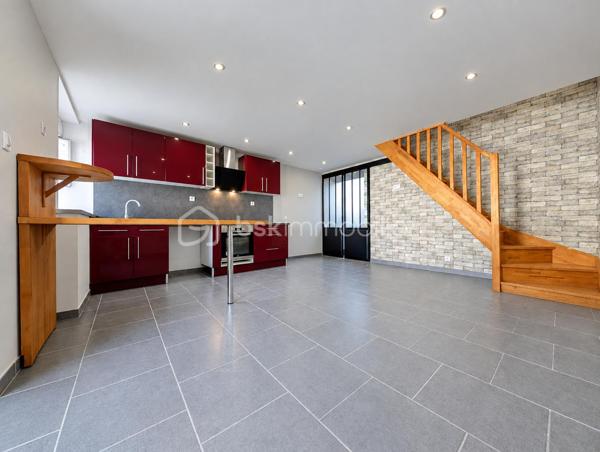 Une maison de ville pleine de potentiel, idéalement située à Cherbourg en Cotentin, entrée de Tourlaville, découvrez cette maison de 51 m2 répartie sur 3 niveaux.
Une localisation particulièrement pratique, à proximité immédiate des commerces, des transports en commun, des écoles et du centre ville.

Au rez-de-chaussée:
- Une agréable pièce de vie.
- Un bureau.
- Une salle de bain avec WC.

Au 1er étage:
- Un palier.
- Une chambre.
- Une seconde pièce pouvant être aménagée en chambre d'enfant, bureau ou espace polyvalent.

Au 2ème étage:
- Un palier offrant une possibilité de rangements.
- Un pièce sous les toits offrant différentes possibilités d'aménagements selon vos besoins.

Sans extérieur, cette maison conviendra parfaitement à ceux qui recherchent un bien facile à entretenir, proche de toutes commodités.

Ses atouts majeurs pour les actifs:
- Bus et commerces à proximité.
- Centre ville facilement accessible.
- Ecoles et parc à proximité.
- 8 mn de NAVAL GROUP.
- 4 mn de ORANO NPS.
- 2 mn de CMN.

Prix: 175 000 € ,les honoraires sont à la charge du vendeur.

Idéal pour un premier achat, un investissement locatif ou un pied-à-terre à proximité des principaux pôles d'activités de Cherbourg.

UNE MAISON A DECOUVRIR SANS TARDER !!!!

A propos des performances énergétiques: 
Date du DPE le 10/09/26
PDE: D   GES: B
Montant estimé des dépenses annuelles d'énergie pour un usage standard : entre 1030 € et 1430 €/ an. Prix moyen des énergies indexés sur l'année 2023 ( abonnement compris).
La taxe foncière est de 568 €.

Cette annonce référence 347195 vous est présentée par votre agent commercial BSK Immobilier Carole Montanari EI immatriculée  10322523100010  au RSAC de Cherbourg en Cotentin.

VIDEO DIFFUSEE SUR INSTAGRAM ET FACEBOOK

 Carole Montanari
06 60 53 47 60
c.montanari@bskimmobilier.com