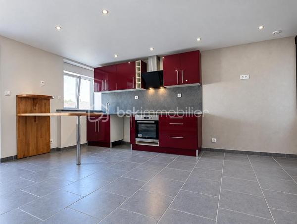 Une maison de ville pleine de potentiel, idéalement située à Cherbourg en Cotentin, entrée de Tourlaville, découvrez cette maison de 51 m2 répartie sur 3 niveaux.
Une localisation particulièrement pratique, à proximité immédiate des commerces, des transports en commun, des écoles et du centre ville.

Au rez-de-chaussée:
- Une agréable pièce de vie.
- Un bureau.
- Une salle de bain avec WC.

Au 1er étage:
- Un palier.
- Une chambre.
- Une seconde pièce pouvant être aménagée en chambre d'enfant, bureau ou espace polyvalent.

Au 2ème étage:
- Un palier offrant une possibilité de rangements.
- Un pièce sous les toits offrant différentes possibilités d'aménagements selon vos besoins.

Sans extérieur, cette maison conviendra parfaitement à ceux qui recherchent un bien facile à entretenir, proche de toutes commodités.

Ses atouts majeurs pour les actifs:
- Bus et commerces à proximité.
- Centre ville facilement accessible.
- Ecoles et parc à proximité.
- 8 mn de NAVAL GROUP.
- 4 mn de ORANO NPS.
- 2 mn de CMN.

Prix: 175 000 € ,les honoraires sont à la charge du vendeur.

Idéal pour un premier achat, un investissement locatif ou un pied-à-terre à proximité des principaux pôles d'activités de Cherbourg.

UNE MAISON A DECOUVRIR SANS TARDER !!!!

A propos des performances énergétiques: 
Date du DPE le 10/09/26
PDE: D   GES: B
Montant estimé des dépenses annuelles d'énergie pour un usage standard : entre 1030 € et 1430 €/ an. Prix moyen des énergies indexés sur l'année 2023 ( abonnement compris).
La taxe foncière est de 568 €.

Cette annonce référence 347195 vous est présentée par votre agent commercial BSK Immobilier Carole Montanari EI immatriculée  10322523100010  au RSAC de Cherbourg en Cotentin.

VIDEO DIFFUSEE SUR INSTAGRAM ET FACEBOOK

 Carole Montanari
06 60 53 47 60
c.montanari@bskimmobilier.com