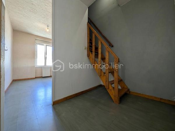 Une maison de ville pleine de potentiel, idéalement située à Cherbourg en Cotentin, entrée de Tourlaville, découvrez cette maison de 51 m2 répartie sur 3 niveaux.
Une localisation particulièrement pratique, à proximité immédiate des commerces, des transports en commun, des écoles et du centre ville.

Au rez-de-chaussée:
- Une agréable pièce de vie.
- Un bureau.
- Une salle de bain avec WC.

Au 1er étage:
- Un palier.
- Une chambre.
- Une seconde pièce pouvant être aménagée en chambre d'enfant, bureau ou espace polyvalent.

Au 2ème étage:
- Un palier offrant une possibilité de rangements.
- Un pièce sous les toits offrant différentes possibilités d'aménagements selon vos besoins.

Sans extérieur, cette maison conviendra parfaitement à ceux qui recherchent un bien facile à entretenir, proche de toutes commodités.

Ses atouts majeurs pour les actifs:
- Bus et commerces à proximité.
- Centre ville facilement accessible.
- Ecoles et parc à proximité.
- 8 mn de NAVAL GROUP.
- 4 mn de ORANO NPS.
- 2 mn de CMN.

Prix: 175 000 € ,les honoraires sont à la charge du vendeur.

Idéal pour un premier achat, un investissement locatif ou un pied-à-terre à proximité des principaux pôles d'activités de Cherbourg.

UNE MAISON A DECOUVRIR SANS TARDER !!!!

A propos des performances énergétiques: 
Date du DPE le 10/09/26
PDE: D   GES: B
Montant estimé des dépenses annuelles d'énergie pour un usage standard : entre 1030 € et 1430 €/ an. Prix moyen des énergies indexés sur l'année 2023 ( abonnement compris).
La taxe foncière est de 568 €.

Cette annonce référence 347195 vous est présentée par votre agent commercial BSK Immobilier Carole Montanari EI immatriculée  10322523100010  au RSAC de Cherbourg en Cotentin.

VIDEO DIFFUSEE SUR INSTAGRAM ET FACEBOOK

 Carole Montanari
06 60 53 47 60
c.montanari@bskimmobilier.com