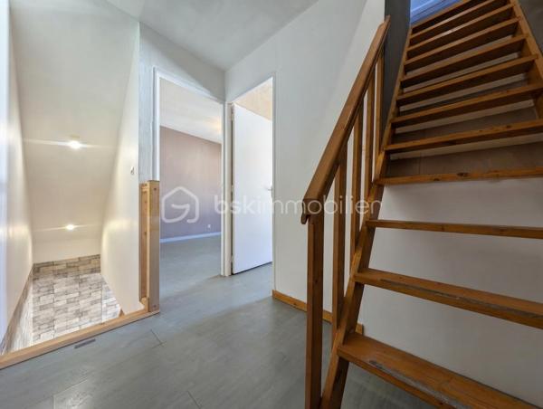 Une maison de ville pleine de potentiel, idéalement située à Cherbourg en Cotentin, entrée de Tourlaville, découvrez cette maison de 51 m2 répartie sur 3 niveaux.
Une localisation particulièrement pratique, à proximité immédiate des commerces, des transports en commun, des écoles et du centre ville.

Au rez-de-chaussée:
- Une agréable pièce de vie.
- Un bureau.
- Une salle de bain avec WC.

Au 1er étage:
- Un palier.
- Une chambre.
- Une seconde pièce pouvant être aménagée en chambre d'enfant, bureau ou espace polyvalent.

Au 2ème étage:
- Un palier offrant une possibilité de rangements.
- Un pièce sous les toits offrant différentes possibilités d'aménagements selon vos besoins.

Sans extérieur, cette maison conviendra parfaitement à ceux qui recherchent un bien facile à entretenir, proche de toutes commodités.

Ses atouts majeurs pour les actifs:
- Bus et commerces à proximité.
- Centre ville facilement accessible.
- Ecoles et parc à proximité.
- 8 mn de NAVAL GROUP.
- 4 mn de ORANO NPS.
- 2 mn de CMN.

Prix: 175 000 € ,les honoraires sont à la charge du vendeur.

Idéal pour un premier achat, un investissement locatif ou un pied-à-terre à proximité des principaux pôles d'activités de Cherbourg.

UNE MAISON A DECOUVRIR SANS TARDER !!!!

A propos des performances énergétiques: 
Date du DPE le 10/09/26
PDE: D   GES: B
Montant estimé des dépenses annuelles d'énergie pour un usage standard : entre 1030 € et 1430 €/ an. Prix moyen des énergies indexés sur l'année 2023 ( abonnement compris).
La taxe foncière est de 568 €.

Cette annonce référence 347195 vous est présentée par votre agent commercial BSK Immobilier Carole Montanari EI immatriculée  10322523100010  au RSAC de Cherbourg en Cotentin.

VIDEO DIFFUSEE SUR INSTAGRAM ET FACEBOOK

 Carole Montanari
06 60 53 47 60
c.montanari@bskimmobilier.com