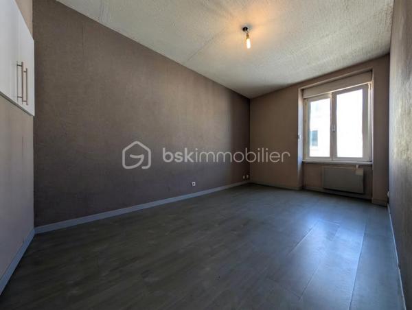 Une maison de ville pleine de potentiel, idéalement située à Cherbourg en Cotentin, entrée de Tourlaville, découvrez cette maison de 51 m2 répartie sur 3 niveaux.
Une localisation particulièrement pratique, à proximité immédiate des commerces, des transports en commun, des écoles et du centre ville.

Au rez-de-chaussée:
- Une agréable pièce de vie.
- Un bureau.
- Une salle de bain avec WC.

Au 1er étage:
- Un palier.
- Une chambre.
- Une seconde pièce pouvant être aménagée en chambre d'enfant, bureau ou espace polyvalent.

Au 2ème étage:
- Un palier offrant une possibilité de rangements.
- Un pièce sous les toits offrant différentes possibilités d'aménagements selon vos besoins.

Sans extérieur, cette maison conviendra parfaitement à ceux qui recherchent un bien facile à entretenir, proche de toutes commodités.

Ses atouts majeurs pour les actifs:
- Bus et commerces à proximité.
- Centre ville facilement accessible.
- Ecoles et parc à proximité.
- 8 mn de NAVAL GROUP.
- 4 mn de ORANO NPS.
- 2 mn de CMN.

Prix: 175 000 € ,les honoraires sont à la charge du vendeur.

Idéal pour un premier achat, un investissement locatif ou un pied-à-terre à proximité des principaux pôles d'activités de Cherbourg.

UNE MAISON A DECOUVRIR SANS TARDER !!!!

A propos des performances énergétiques: 
Date du DPE le 10/09/26
PDE: D   GES: B
Montant estimé des dépenses annuelles d'énergie pour un usage standard : entre 1030 € et 1430 €/ an. Prix moyen des énergies indexés sur l'année 2023 ( abonnement compris).
La taxe foncière est de 568 €.

Cette annonce référence 347195 vous est présentée par votre agent commercial BSK Immobilier Carole Montanari EI immatriculée  10322523100010  au RSAC de Cherbourg en Cotentin.

VIDEO DIFFUSEE SUR INSTAGRAM ET FACEBOOK

 Carole Montanari
06 60 53 47 60
c.montanari@bskimmobilier.com