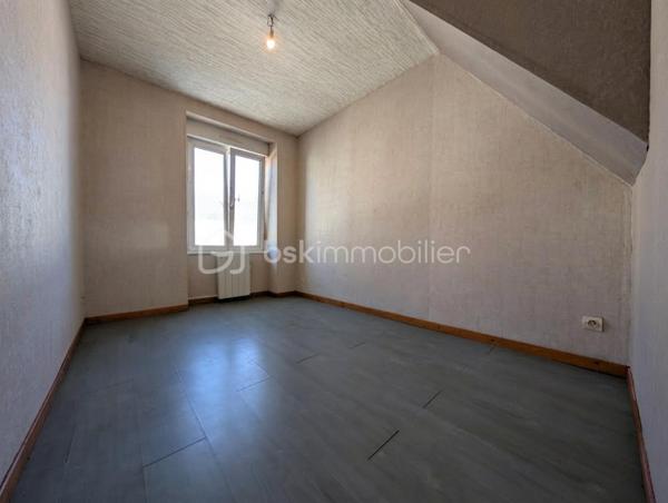 Une maison de ville pleine de potentiel, idéalement située à Cherbourg en Cotentin, entrée de Tourlaville, découvrez cette maison de 51 m2 répartie sur 3 niveaux.
Une localisation particulièrement pratique, à proximité immédiate des commerces, des transports en commun, des écoles et du centre ville.

Au rez-de-chaussée:
- Une agréable pièce de vie.
- Un bureau.
- Une salle de bain avec WC.

Au 1er étage:
- Un palier.
- Une chambre.
- Une seconde pièce pouvant être aménagée en chambre d'enfant, bureau ou espace polyvalent.

Au 2ème étage:
- Un palier offrant une possibilité de rangements.
- Un pièce sous les toits offrant différentes possibilités d'aménagements selon vos besoins.

Sans extérieur, cette maison conviendra parfaitement à ceux qui recherchent un bien facile à entretenir, proche de toutes commodités.

Ses atouts majeurs pour les actifs:
- Bus et commerces à proximité.
- Centre ville facilement accessible.
- Ecoles et parc à proximité.
- 8 mn de NAVAL GROUP.
- 4 mn de ORANO NPS.
- 2 mn de CMN.

Prix: 175 000 € ,les honoraires sont à la charge du vendeur.

Idéal pour un premier achat, un investissement locatif ou un pied-à-terre à proximité des principaux pôles d'activités de Cherbourg.

UNE MAISON A DECOUVRIR SANS TARDER !!!!

A propos des performances énergétiques: 
Date du DPE le 10/09/26
PDE: D   GES: B
Montant estimé des dépenses annuelles d'énergie pour un usage standard : entre 1030 € et 1430 €/ an. Prix moyen des énergies indexés sur l'année 2023 ( abonnement compris).
La taxe foncière est de 568 €.

Cette annonce référence 347195 vous est présentée par votre agent commercial BSK Immobilier Carole Montanari EI immatriculée  10322523100010  au RSAC de Cherbourg en Cotentin.

VIDEO DIFFUSEE SUR INSTAGRAM ET FACEBOOK

 Carole Montanari
06 60 53 47 60
c.montanari@bskimmobilier.com