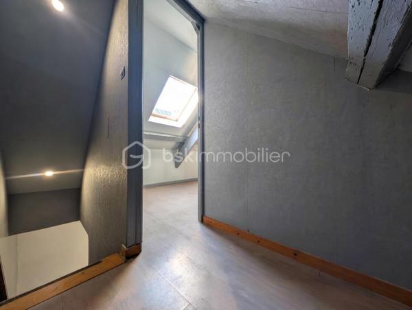 Une maison de ville pleine de potentiel, idéalement située à Cherbourg en Cotentin, entrée de Tourlaville, découvrez cette maison de 51 m2 répartie sur 3 niveaux.
Une localisation particulièrement pratique, à proximité immédiate des commerces, des transports en commun, des écoles et du centre ville.

Au rez-de-chaussée:
- Une agréable pièce de vie.
- Un bureau.
- Une salle de bain avec WC.

Au 1er étage:
- Un palier.
- Une chambre.
- Une seconde pièce pouvant être aménagée en chambre d'enfant, bureau ou espace polyvalent.

Au 2ème étage:
- Un palier offrant une possibilité de rangements.
- Un pièce sous les toits offrant différentes possibilités d'aménagements selon vos besoins.

Sans extérieur, cette maison conviendra parfaitement à ceux qui recherchent un bien facile à entretenir, proche de toutes commodités.

Ses atouts majeurs pour les actifs:
- Bus et commerces à proximité.
- Centre ville facilement accessible.
- Ecoles et parc à proximité.
- 8 mn de NAVAL GROUP.
- 4 mn de ORANO NPS.
- 2 mn de CMN.

Prix: 175 000 € ,les honoraires sont à la charge du vendeur.

Idéal pour un premier achat, un investissement locatif ou un pied-à-terre à proximité des principaux pôles d'activités de Cherbourg.

UNE MAISON A DECOUVRIR SANS TARDER !!!!

A propos des performances énergétiques: 
Date du DPE le 10/09/26
PDE: D   GES: B
Montant estimé des dépenses annuelles d'énergie pour un usage standard : entre 1030 € et 1430 €/ an. Prix moyen des énergies indexés sur l'année 2023 ( abonnement compris).
La taxe foncière est de 568 €.

Cette annonce référence 347195 vous est présentée par votre agent commercial BSK Immobilier Carole Montanari EI immatriculée  10322523100010  au RSAC de Cherbourg en Cotentin.

VIDEO DIFFUSEE SUR INSTAGRAM ET FACEBOOK

 Carole Montanari
06 60 53 47 60
c.montanari@bskimmobilier.com