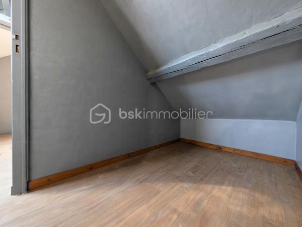 Une maison de ville pleine de potentiel, idéalement située à Cherbourg en Cotentin, entrée de Tourlaville, découvrez cette maison de 51 m2 répartie sur 3 niveaux.
Une localisation particulièrement pratique, à proximité immédiate des commerces, des transports en commun, des écoles et du centre ville.

Au rez-de-chaussée:
- Une agréable pièce de vie.
- Un bureau.
- Une salle de bain avec WC.

Au 1er étage:
- Un palier.
- Une chambre.
- Une seconde pièce pouvant être aménagée en chambre d'enfant, bureau ou espace polyvalent.

Au 2ème étage:
- Un palier offrant une possibilité de rangements.
- Un pièce sous les toits offrant différentes possibilités d'aménagements selon vos besoins.

Sans extérieur, cette maison conviendra parfaitement à ceux qui recherchent un bien facile à entretenir, proche de toutes commodités.

Ses atouts majeurs pour les actifs:
- Bus et commerces à proximité.
- Centre ville facilement accessible.
- Ecoles et parc à proximité.
- 8 mn de NAVAL GROUP.
- 4 mn de ORANO NPS.
- 2 mn de CMN.

Prix: 175 000 € ,les honoraires sont à la charge du vendeur.

Idéal pour un premier achat, un investissement locatif ou un pied-à-terre à proximité des principaux pôles d'activités de Cherbourg.

UNE MAISON A DECOUVRIR SANS TARDER !!!!

A propos des performances énergétiques: 
Date du DPE le 10/09/26
PDE: D   GES: B
Montant estimé des dépenses annuelles d'énergie pour un usage standard : entre 1030 € et 1430 €/ an. Prix moyen des énergies indexés sur l'année 2023 ( abonnement compris).
La taxe foncière est de 568 €.

Cette annonce référence 347195 vous est présentée par votre agent commercial BSK Immobilier Carole Montanari EI immatriculée  10322523100010  au RSAC de Cherbourg en Cotentin.

VIDEO DIFFUSEE SUR INSTAGRAM ET FACEBOOK

 Carole Montanari
06 60 53 47 60
c.montanari@bskimmobilier.com