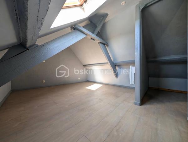 Une maison de ville pleine de potentiel, idéalement située à Cherbourg en Cotentin, entrée de Tourlaville, découvrez cette maison de 51 m2 répartie sur 3 niveaux.
Une localisation particulièrement pratique, à proximité immédiate des commerces, des transports en commun, des écoles et du centre ville.

Au rez-de-chaussée:
- Une agréable pièce de vie.
- Un bureau.
- Une salle de bain avec WC.

Au 1er étage:
- Un palier.
- Une chambre.
- Une seconde pièce pouvant être aménagée en chambre d'enfant, bureau ou espace polyvalent.

Au 2ème étage:
- Un palier offrant une possibilité de rangements.
- Un pièce sous les toits offrant différentes possibilités d'aménagements selon vos besoins.

Sans extérieur, cette maison conviendra parfaitement à ceux qui recherchent un bien facile à entretenir, proche de toutes commodités.

Ses atouts majeurs pour les actifs:
- Bus et commerces à proximité.
- Centre ville facilement accessible.
- Ecoles et parc à proximité.
- 8 mn de NAVAL GROUP.
- 4 mn de ORANO NPS.
- 2 mn de CMN.

Prix: 175 000 € ,les honoraires sont à la charge du vendeur.

Idéal pour un premier achat, un investissement locatif ou un pied-à-terre à proximité des principaux pôles d'activités de Cherbourg.

UNE MAISON A DECOUVRIR SANS TARDER !!!!

A propos des performances énergétiques: 
Date du DPE le 10/09/26
PDE: D   GES: B
Montant estimé des dépenses annuelles d'énergie pour un usage standard : entre 1030 € et 1430 €/ an. Prix moyen des énergies indexés sur l'année 2023 ( abonnement compris).
La taxe foncière est de 568 €.

Cette annonce référence 347195 vous est présentée par votre agent commercial BSK Immobilier Carole Montanari EI immatriculée  10322523100010  au RSAC de Cherbourg en Cotentin.

VIDEO DIFFUSEE SUR INSTAGRAM ET FACEBOOK

 Carole Montanari
06 60 53 47 60
c.montanari@bskimmobilier.com