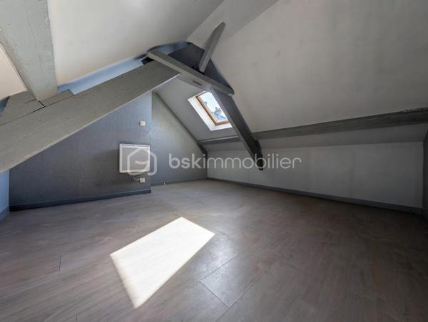 Une maison de ville pleine de potentiel, idéalement située à Cherbourg en Cotentin, entrée de Tourlaville, découvrez cette maison de 51 m2 répartie sur 3 niveaux.
Une localisation particulièrement pratique, à proximité immédiate des commerces, des transports en commun, des écoles et du centre ville.

Au rez-de-chaussée:
- Une agréable pièce de vie.
- Un bureau.
- Une salle de bain avec WC.

Au 1er étage:
- Un palier.
- Une chambre.
- Une seconde pièce pouvant être aménagée en chambre d'enfant, bureau ou espace polyvalent.

Au 2ème étage:
- Un palier offrant une possibilité de rangements.
- Un pièce sous les toits offrant différentes possibilités d'aménagements selon vos besoins.

Sans extérieur, cette maison conviendra parfaitement à ceux qui recherchent un bien facile à entretenir, proche de toutes commodités.

Ses atouts majeurs pour les actifs:
- Bus et commerces à proximité.
- Centre ville facilement accessible.
- Ecoles et parc à proximité.
- 8 mn de NAVAL GROUP.
- 4 mn de ORANO NPS.
- 2 mn de CMN.

Prix: 175 000 € ,les honoraires sont à la charge du vendeur.

Idéal pour un premier achat, un investissement locatif ou un pied-à-terre à proximité des principaux pôles d'activités de Cherbourg.

UNE MAISON A DECOUVRIR SANS TARDER !!!!

A propos des performances énergétiques: 
Date du DPE le 10/09/26
PDE: D   GES: B
Montant estimé des dépenses annuelles d'énergie pour un usage standard : entre 1030 € et 1430 €/ an. Prix moyen des énergies indexés sur l'année 2023 ( abonnement compris).
La taxe foncière est de 568 €.

Cette annonce référence 347195 vous est présentée par votre agent commercial BSK Immobilier Carole Montanari EI immatriculée  10322523100010  au RSAC de Cherbourg en Cotentin.

VIDEO DIFFUSEE SUR INSTAGRAM ET FACEBOOK

 Carole Montanari
06 60 53 47 60
c.montanari@bskimmobilier.com