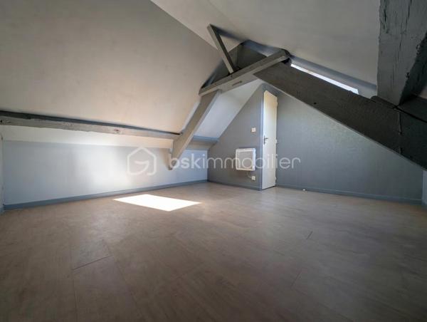 Une maison de ville pleine de potentiel, idéalement située à Cherbourg en Cotentin, entrée de Tourlaville, découvrez cette maison de 51 m2 répartie sur 3 niveaux.
Une localisation particulièrement pratique, à proximité immédiate des commerces, des transports en commun, des écoles et du centre ville.

Au rez-de-chaussée:
- Une agréable pièce de vie.
- Un bureau.
- Une salle de bain avec WC.

Au 1er étage:
- Un palier.
- Une chambre.
- Une seconde pièce pouvant être aménagée en chambre d'enfant, bureau ou espace polyvalent.

Au 2ème étage:
- Un palier offrant une possibilité de rangements.
- Un pièce sous les toits offrant différentes possibilités d'aménagements selon vos besoins.

Sans extérieur, cette maison conviendra parfaitement à ceux qui recherchent un bien facile à entretenir, proche de toutes commodités.

Ses atouts majeurs pour les actifs:
- Bus et commerces à proximité.
- Centre ville facilement accessible.
- Ecoles et parc à proximité.
- 8 mn de NAVAL GROUP.
- 4 mn de ORANO NPS.
- 2 mn de CMN.

Prix: 175 000 € ,les honoraires sont à la charge du vendeur.

Idéal pour un premier achat, un investissement locatif ou un pied-à-terre à proximité des principaux pôles d'activités de Cherbourg.

UNE MAISON A DECOUVRIR SANS TARDER !!!!

A propos des performances énergétiques: 
Date du DPE le 10/09/26
PDE: D   GES: B
Montant estimé des dépenses annuelles d'énergie pour un usage standard : entre 1030 € et 1430 €/ an. Prix moyen des énergies indexés sur l'année 2023 ( abonnement compris).
La taxe foncière est de 568 €.

Cette annonce référence 347195 vous est présentée par votre agent commercial BSK Immobilier Carole Montanari EI immatriculée  10322523100010  au RSAC de Cherbourg en Cotentin.

VIDEO DIFFUSEE SUR INSTAGRAM ET FACEBOOK

 Carole Montanari
06 60 53 47 60
c.montanari@bskimmobilier.com