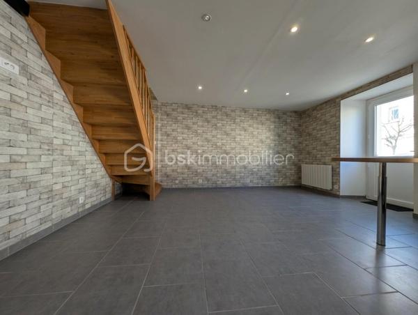 Une maison de ville pleine de potentiel, idéalement située à Cherbourg en Cotentin, entrée de Tourlaville, découvrez cette maison de 51 m2 répartie sur 3 niveaux.
Une localisation particulièrement pratique, à proximité immédiate des commerces, des transports en commun, des écoles et du centre ville.

Au rez-de-chaussée:
- Une agréable pièce de vie.
- Un bureau.
- Une salle de bain avec WC.

Au 1er étage:
- Un palier.
- Une chambre.
- Une seconde pièce pouvant être aménagée en chambre d'enfant, bureau ou espace polyvalent.

Au 2ème étage:
- Un palier offrant une possibilité de rangements.
- Un pièce sous les toits offrant différentes possibilités d'aménagements selon vos besoins.

Sans extérieur, cette maison conviendra parfaitement à ceux qui recherchent un bien facile à entretenir, proche de toutes commodités.

Ses atouts majeurs pour les actifs:
- Bus et commerces à proximité.
- Centre ville facilement accessible.
- Ecoles et parc à proximité.
- 8 mn de NAVAL GROUP.
- 4 mn de ORANO NPS.
- 2 mn de CMN.

Prix: 175 000 € ,les honoraires sont à la charge du vendeur.

Idéal pour un premier achat, un investissement locatif ou un pied-à-terre à proximité des principaux pôles d'activités de Cherbourg.

UNE MAISON A DECOUVRIR SANS TARDER !!!!

A propos des performances énergétiques: 
Date du DPE le 10/09/26
PDE: D   GES: B
Montant estimé des dépenses annuelles d'énergie pour un usage standard : entre 1030 € et 1430 €/ an. Prix moyen des énergies indexés sur l'année 2023 ( abonnement compris).
La taxe foncière est de 568 €.

Cette annonce référence 347195 vous est présentée par votre agent commercial BSK Immobilier Carole Montanari EI immatriculée  10322523100010  au RSAC de Cherbourg en Cotentin.

VIDEO DIFFUSEE SUR INSTAGRAM ET FACEBOOK

 Carole Montanari
06 60 53 47 60
c.montanari@bskimmobilier.com