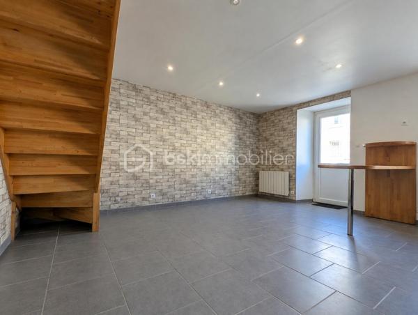 Une maison de ville pleine de potentiel, idéalement située à Cherbourg en Cotentin, entrée de Tourlaville, découvrez cette maison de 51 m2 répartie sur 3 niveaux.
Une localisation particulièrement pratique, à proximité immédiate des commerces, des transports en commun, des écoles et du centre ville.

Au rez-de-chaussée:
- Une agréable pièce de vie.
- Un bureau.
- Une salle de bain avec WC.

Au 1er étage:
- Un palier.
- Une chambre.
- Une seconde pièce pouvant être aménagée en chambre d'enfant, bureau ou espace polyvalent.

Au 2ème étage:
- Un palier offrant une possibilité de rangements.
- Un pièce sous les toits offrant différentes possibilités d'aménagements selon vos besoins.

Sans extérieur, cette maison conviendra parfaitement à ceux qui recherchent un bien facile à entretenir, proche de toutes commodités.

Ses atouts majeurs pour les actifs:
- Bus et commerces à proximité.
- Centre ville facilement accessible.
- Ecoles et parc à proximité.
- 8 mn de NAVAL GROUP.
- 4 mn de ORANO NPS.
- 2 mn de CMN.

Prix: 175 000 € ,les honoraires sont à la charge du vendeur.

Idéal pour un premier achat, un investissement locatif ou un pied-à-terre à proximité des principaux pôles d'activités de Cherbourg.

UNE MAISON A DECOUVRIR SANS TARDER !!!!

A propos des performances énergétiques: 
Date du DPE le 10/09/26
PDE: D   GES: B
Montant estimé des dépenses annuelles d'énergie pour un usage standard : entre 1030 € et 1430 €/ an. Prix moyen des énergies indexés sur l'année 2023 ( abonnement compris).
La taxe foncière est de 568 €.

Cette annonce référence 347195 vous est présentée par votre agent commercial BSK Immobilier Carole Montanari EI immatriculée  10322523100010  au RSAC de Cherbourg en Cotentin.

VIDEO DIFFUSEE SUR INSTAGRAM ET FACEBOOK

 Carole Montanari
06 60 53 47 60
c.montanari@bskimmobilier.com