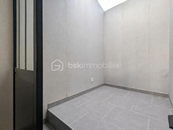 Une maison de ville pleine de potentiel, idéalement située à Cherbourg en Cotentin, entrée de Tourlaville, découvrez cette maison de 51 m2 répartie sur 3 niveaux.
Une localisation particulièrement pratique, à proximité immédiate des commerces, des transports en commun, des écoles et du centre ville.

Au rez-de-chaussée:
- Une agréable pièce de vie.
- Un bureau.
- Une salle de bain avec WC.

Au 1er étage:
- Un palier.
- Une chambre.
- Une seconde pièce pouvant être aménagée en chambre d'enfant, bureau ou espace polyvalent.

Au 2ème étage:
- Un palier offrant une possibilité de rangements.
- Un pièce sous les toits offrant différentes possibilités d'aménagements selon vos besoins.

Sans extérieur, cette maison conviendra parfaitement à ceux qui recherchent un bien facile à entretenir, proche de toutes commodités.

Ses atouts majeurs pour les actifs:
- Bus et commerces à proximité.
- Centre ville facilement accessible.
- Ecoles et parc à proximité.
- 8 mn de NAVAL GROUP.
- 4 mn de ORANO NPS.
- 2 mn de CMN.

Prix: 175 000 € ,les honoraires sont à la charge du vendeur.

Idéal pour un premier achat, un investissement locatif ou un pied-à-terre à proximité des principaux pôles d'activités de Cherbourg.

UNE MAISON A DECOUVRIR SANS TARDER !!!!

A propos des performances énergétiques: 
Date du DPE le 10/09/26
PDE: D   GES: B
Montant estimé des dépenses annuelles d'énergie pour un usage standard : entre 1030 € et 1430 €/ an. Prix moyen des énergies indexés sur l'année 2023 ( abonnement compris).
La taxe foncière est de 568 €.

Cette annonce référence 347195 vous est présentée par votre agent commercial BSK Immobilier Carole Montanari EI immatriculée  10322523100010  au RSAC de Cherbourg en Cotentin.

VIDEO DIFFUSEE SUR INSTAGRAM ET FACEBOOK

 Carole Montanari
06 60 53 47 60
c.montanari@bskimmobilier.com