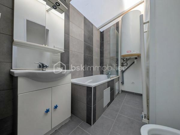 Une maison de ville pleine de potentiel, idéalement située à Cherbourg en Cotentin, entrée de Tourlaville, découvrez cette maison de 51 m2 répartie sur 3 niveaux.
Une localisation particulièrement pratique, à proximité immédiate des commerces, des transports en commun, des écoles et du centre ville.

Au rez-de-chaussée:
- Une agréable pièce de vie.
- Un bureau.
- Une salle de bain avec WC.

Au 1er étage:
- Un palier.
- Une chambre.
- Une seconde pièce pouvant être aménagée en chambre d'enfant, bureau ou espace polyvalent.

Au 2ème étage:
- Un palier offrant une possibilité de rangements.
- Un pièce sous les toits offrant différentes possibilités d'aménagements selon vos besoins.

Sans extérieur, cette maison conviendra parfaitement à ceux qui recherchent un bien facile à entretenir, proche de toutes commodités.

Ses atouts majeurs pour les actifs:
- Bus et commerces à proximité.
- Centre ville facilement accessible.
- Ecoles et parc à proximité.
- 8 mn de NAVAL GROUP.
- 4 mn de ORANO NPS.
- 2 mn de CMN.

Prix: 175 000 € ,les honoraires sont à la charge du vendeur.

Idéal pour un premier achat, un investissement locatif ou un pied-à-terre à proximité des principaux pôles d'activités de Cherbourg.

UNE MAISON A DECOUVRIR SANS TARDER !!!!

A propos des performances énergétiques: 
Date du DPE le 10/09/26
PDE: D   GES: B
Montant estimé des dépenses annuelles d'énergie pour un usage standard : entre 1030 € et 1430 €/ an. Prix moyen des énergies indexés sur l'année 2023 ( abonnement compris).
La taxe foncière est de 568 €.

Cette annonce référence 347195 vous est présentée par votre agent commercial BSK Immobilier Carole Montanari EI immatriculée  10322523100010  au RSAC de Cherbourg en Cotentin.

VIDEO DIFFUSEE SUR INSTAGRAM ET FACEBOOK

 Carole Montanari
06 60 53 47 60
c.montanari@bskimmobilier.com