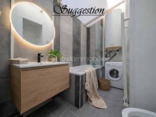 Une maison de ville pleine de potentiel, idéalement située à Cherbourg en Cotentin, entrée de Tourlaville, découvrez cette maison de 51 m2 répartie sur 3 niveaux.
Une localisation particulièrement pratique, à proximité immédiate des commerces, des transports en commun, des écoles et du centre ville.

Au rez-de-chaussée:
- Une agréable pièce de vie.
- Un bureau.
- Une salle de bain avec WC.

Au 1er étage:
- Un palier.
- Une chambre.
- Une seconde pièce pouvant être aménagée en chambre d'enfant, bureau ou espace polyvalent.

Au 2ème étage:
- Un palier offrant une possibilité de rangements.
- Un pièce sous les toits offrant différentes possibilités d'aménagements selon vos besoins.

Sans extérieur, cette maison conviendra parfaitement à ceux qui recherchent un bien facile à entretenir, proche de toutes commodités.

Ses atouts majeurs pour les actifs:
- Bus et commerces à proximité.
- Centre ville facilement accessible.
- Ecoles et parc à proximité.
- 8 mn de NAVAL GROUP.
- 4 mn de ORANO NPS.
- 2 mn de CMN.

Prix: 175 000 € ,les honoraires sont à la charge du vendeur.

Idéal pour un premier achat, un investissement locatif ou un pied-à-terre à proximité des principaux pôles d'activités de Cherbourg.

UNE MAISON A DECOUVRIR SANS TARDER !!!!

A propos des performances énergétiques: 
Date du DPE le 10/09/26
PDE: D   GES: B
Montant estimé des dépenses annuelles d'énergie pour un usage standard : entre 1030 € et 1430 €/ an. Prix moyen des énergies indexés sur l'année 2023 ( abonnement compris).
La taxe foncière est de 568 €.

Cette annonce référence 347195 vous est présentée par votre agent commercial BSK Immobilier Carole Montanari EI immatriculée  10322523100010  au RSAC de Cherbourg en Cotentin.

VIDEO DIFFUSEE SUR INSTAGRAM ET FACEBOOK

 Carole Montanari
06 60 53 47 60
c.montanari@bskimmobilier.com