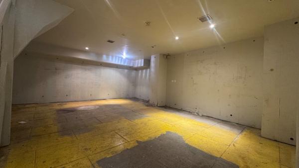 BATIGNOLLES/MAIRIE DU XVII - Local commercial sur 2 niveaux - 113 m2